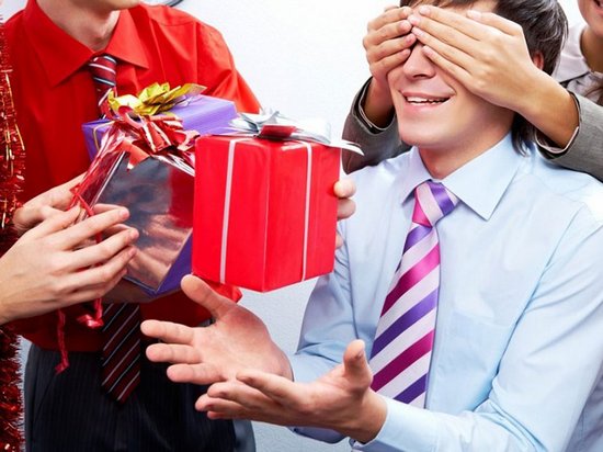 Подарки на 23 февраля мужчинам коллегам: сюрпризы для самых надежных