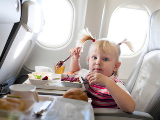 Как успокоить ребёнка во время перелёта на самолёте