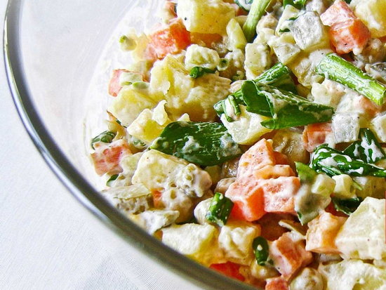 Салат с черемшой, яйцом и картофелем (рецепт)