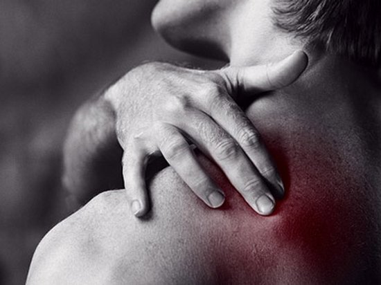 Боль в плечах: симптомы, виды и профилактика