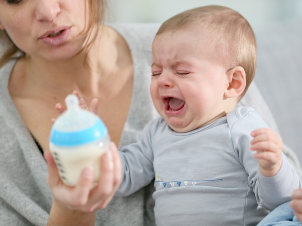 Почему ребенок плачет после кормления