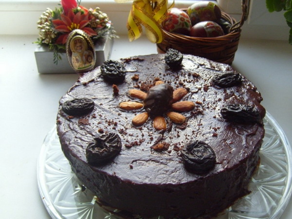 Шоколадный торт с черносливом и миндалем (рецепт)