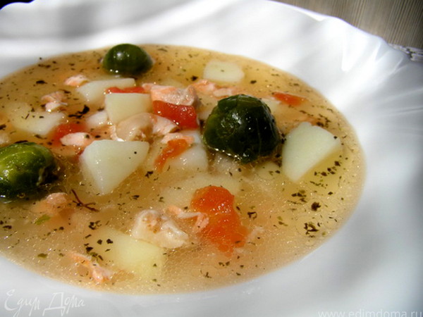 Суп с лососем, брюссельской капустой и помидорами (рецепт)
