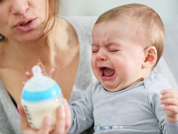 ​Почему ребенок плачет во время кормления