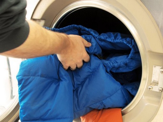 Как правильно стирать пуховик в стиральной машине и вручную