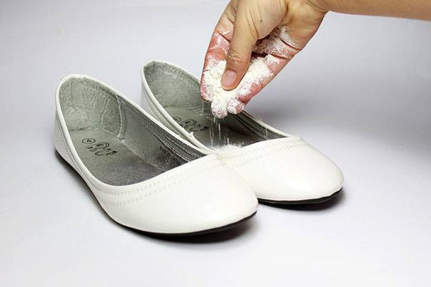 Как избавится от неприятного запаха из обуви?
