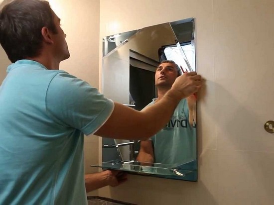 Как повешать зеркало в ванной?