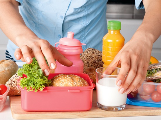 Как сохранить продукты питания в летнее время в холодильнике и вне его