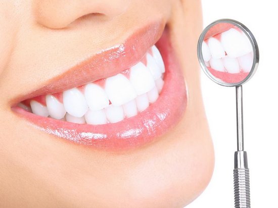 Как отбеливают зубы в стоматологической клинике?