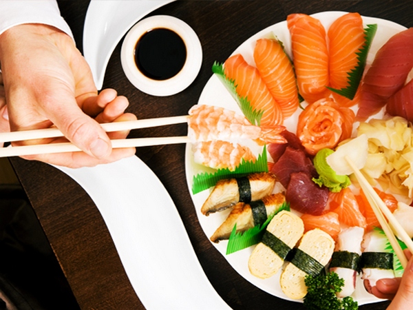 Як правильно їсти суші?