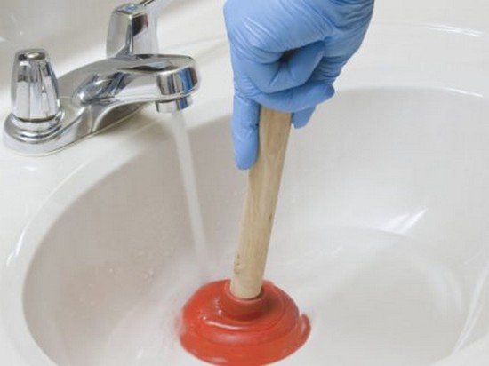 Несколько практических советов, как самостоятельно устранить засор в канализационных трубах